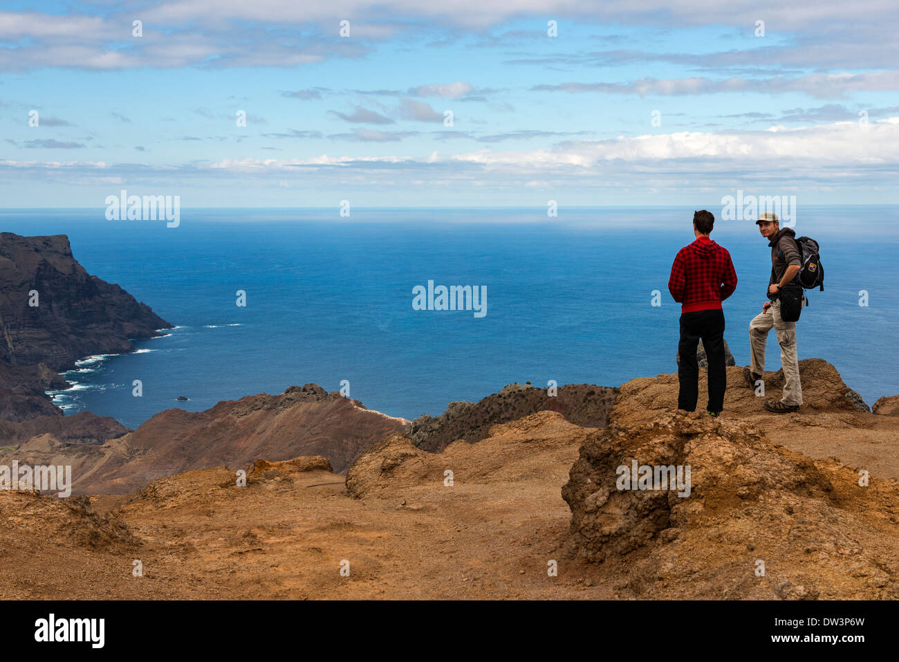 Excursionistas admirar las vistas sobre la isla de Santa Helena en el Atlántico sur Foto de stock
