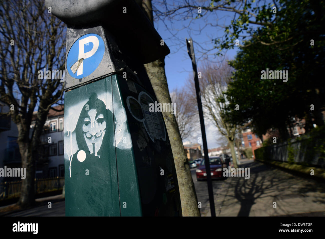 Un símbolo de anarquía pintado en el lateral de un pago y mostrar Medidor de aparcamiento en Brighton y Hove, East Sussex, Reino Unido. Foto de stock