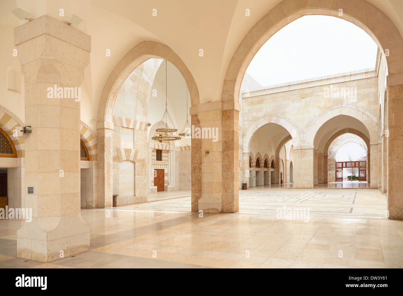 El Rey Hussein Bin Talal mezquita arcade en Amman, Jordania Foto de stock