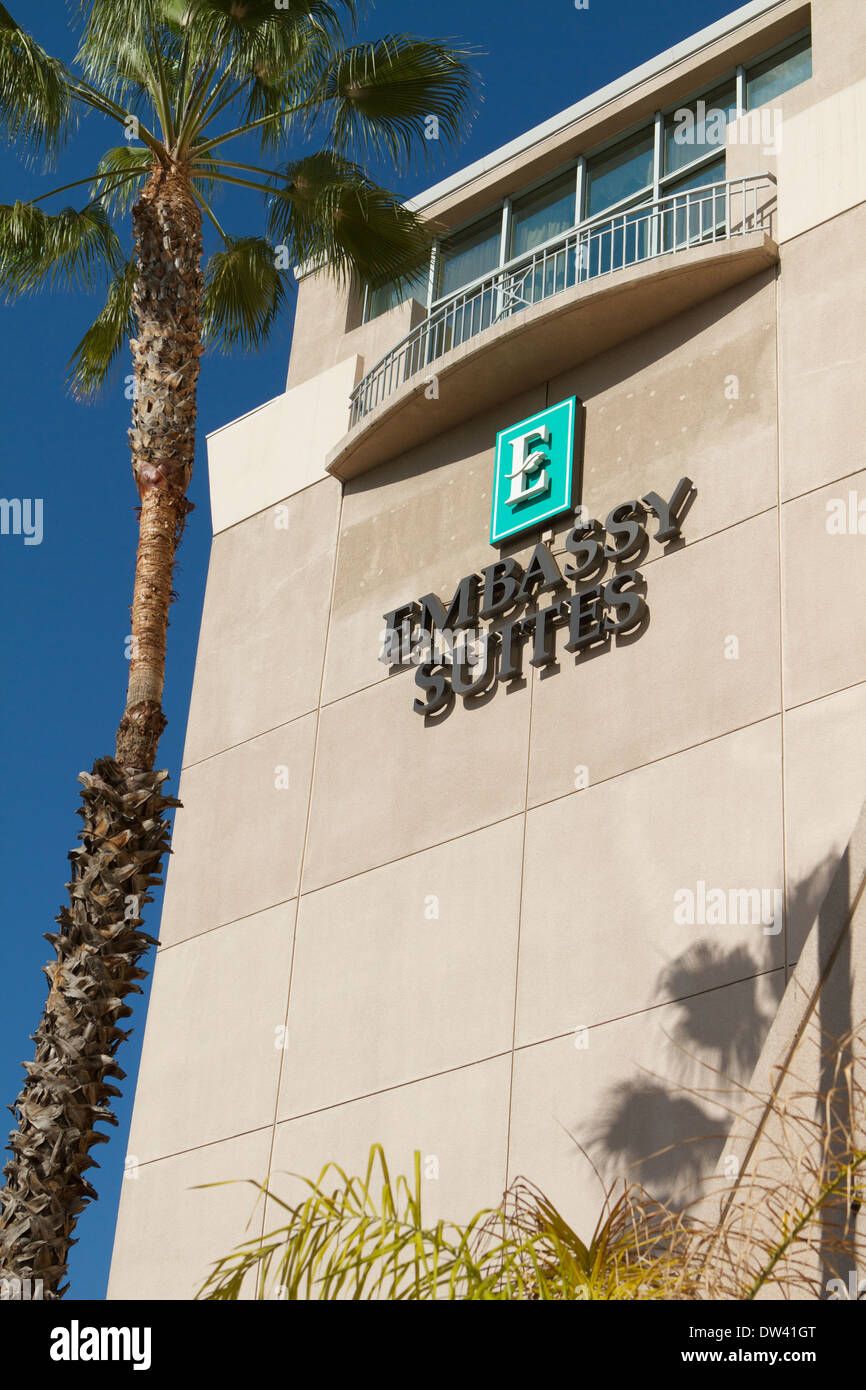 El cartel del hotel Embassy Suites en la ciudad de Brea California Foto de stock