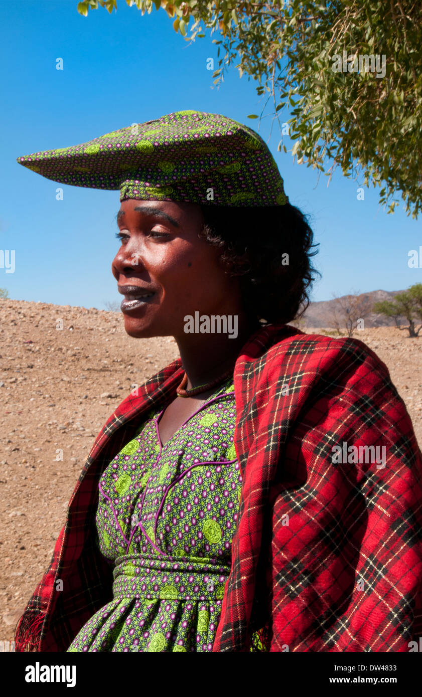norte de África coloridas tribus Herero, mujer de cuadros escoceses vestido y con sombrero y traje tradicional en Tomakas Fotografía de - Alamy
