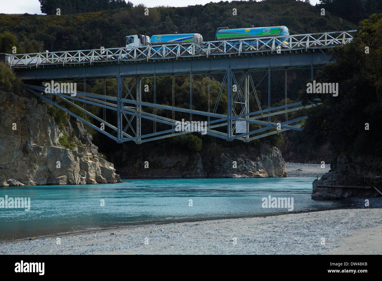 Fonterra leche Tanker cruzando el río Rakaia, Canterbury, Isla del Sur, Nueva Zelanda Foto de stock