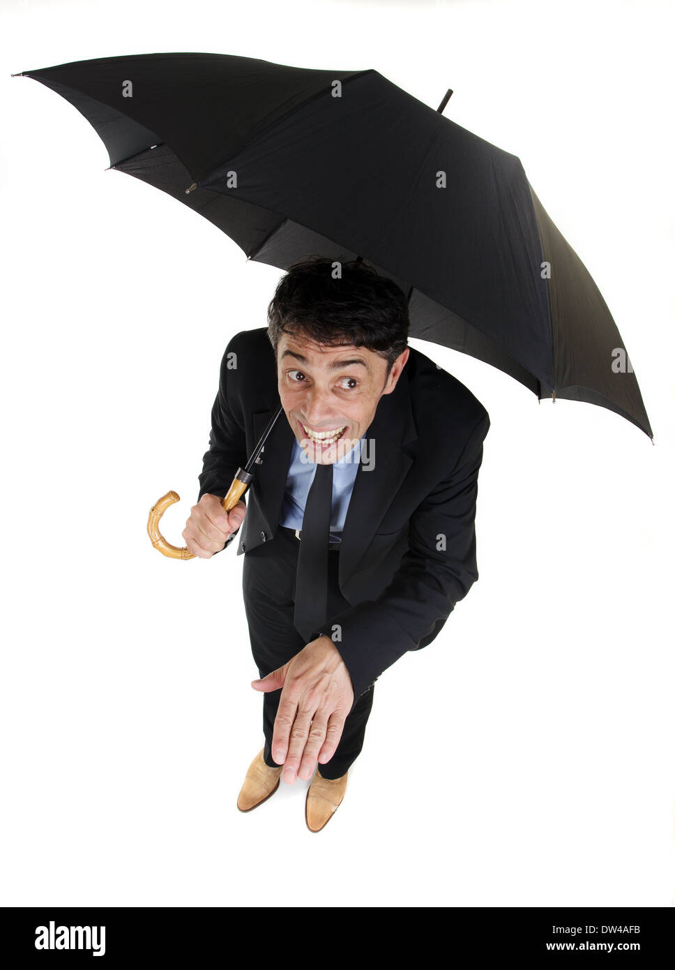 Humor un alto ángulo de longitud completa retrato de un empresario refugiarse bajo su paraguas comprobando la lluvia Foto de stock