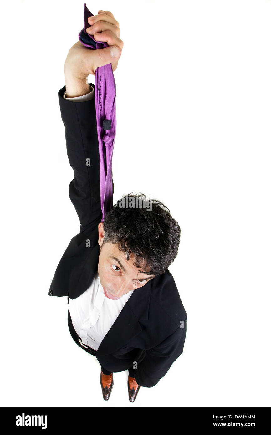 Ángulo alto humorístico retrato de un empresario suicida sosteniendo sus tie Foto de stock