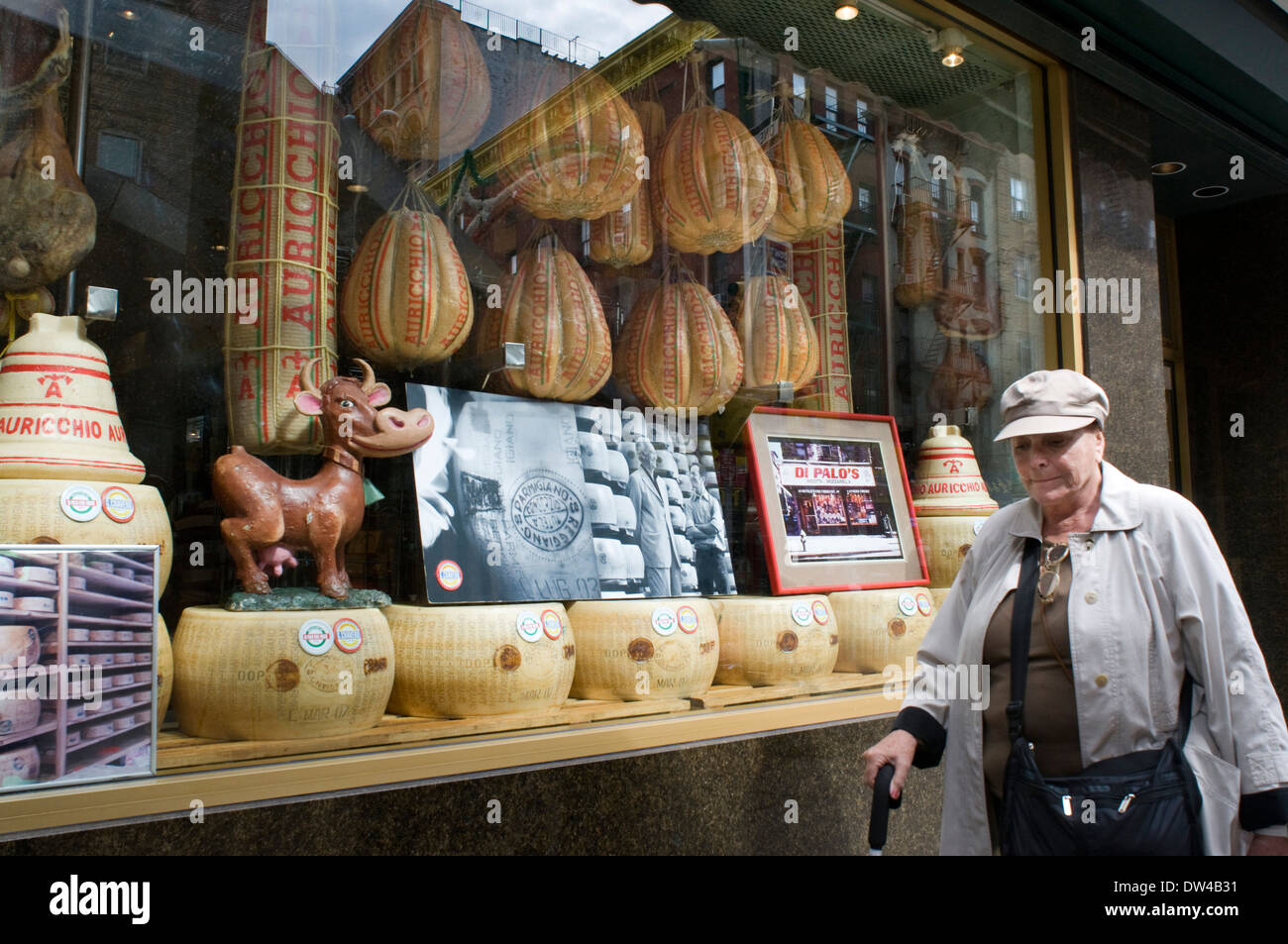 Auricchio queso provolone en Di Palo del escaparate de la comida italiana en Little Italy en New York City. Di Palos. Foto de stock
