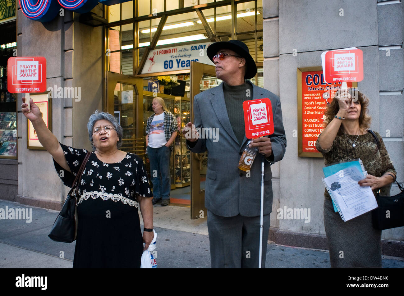 Organizado por la Iglesia de Times Square en Times Square para un encuentro de oración. Quince mil personas representando más de 200 Foto de stock