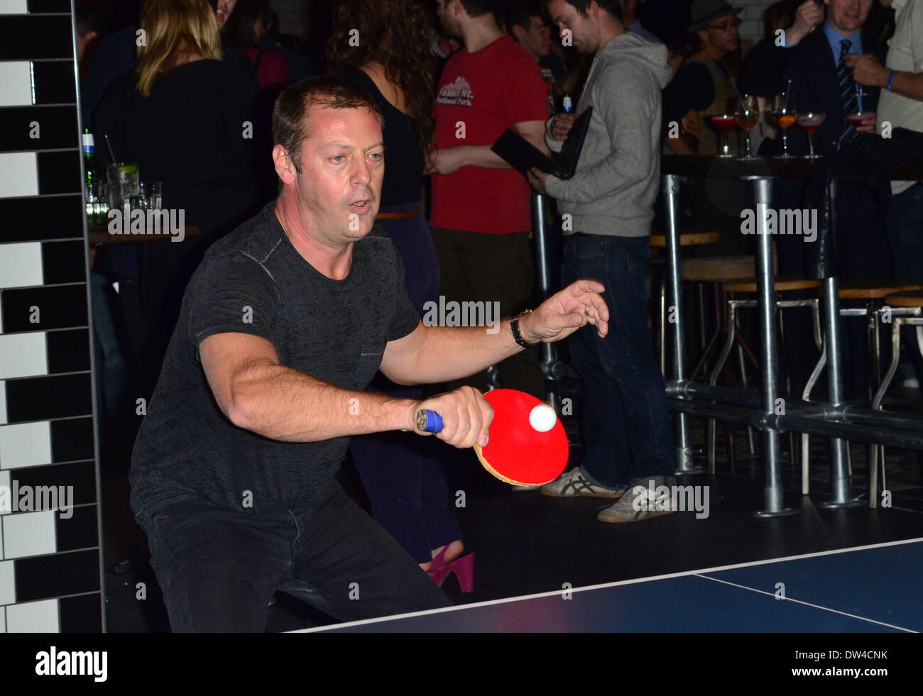Matthew Freud juega al ping pong en la fiesta de lanzamiento de rebote en  Holborn. Europa del primer objeto construido 'Social Ping Pong Club'. La  nueva sede de 2,5 millones de libras