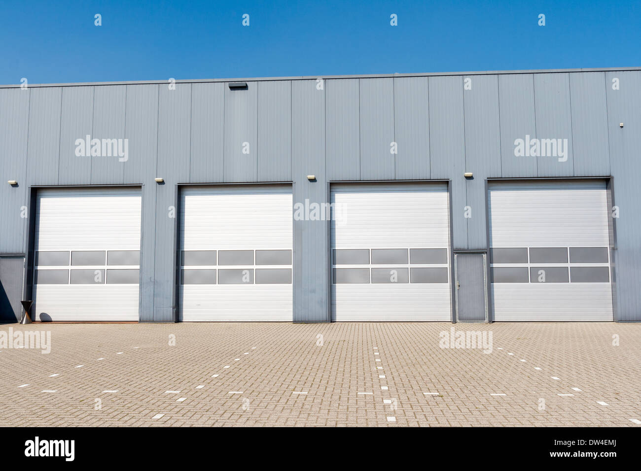 Unidad Industrial con puertas enrollables Foto de stock