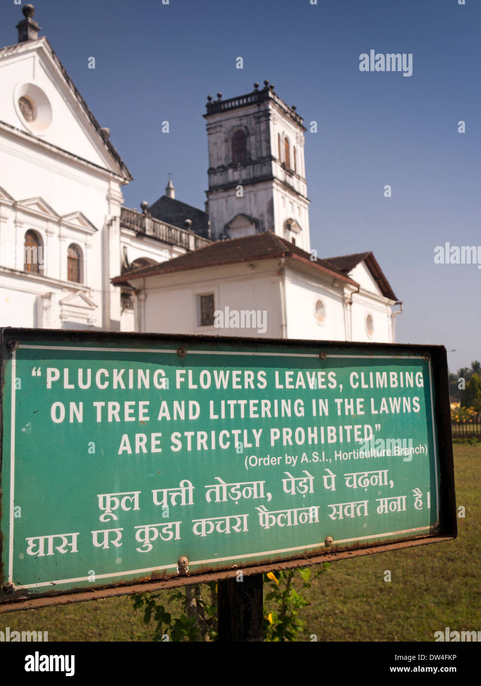 La India, Goa, Antigua Velha Goa, Se Catedral de Santa Catarina, la Catedral Católica, el desplume de flores jardín prohibido aviso Foto de stock