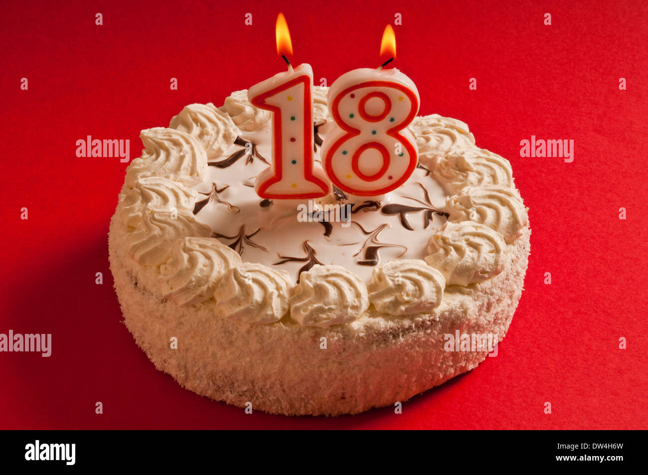 Pastel de cumpleaños con velas rojas mostrando Nr. 18 años