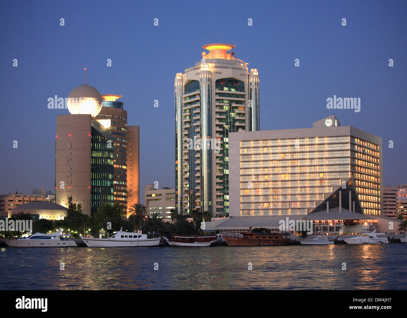 Los Emiratos Árabes Unidos, Dubai, Deira skyline en la noche Foto de stock