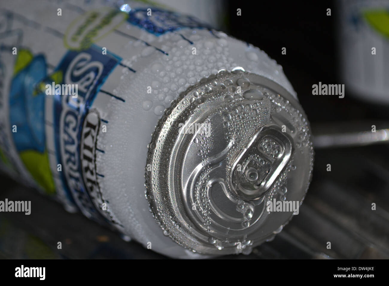Una lata de refresco que dejó en el congelador durante demasiado tiempo.  Ambos extremos empujado pero puede permanece sellado Fotografía de stock -  Alamy