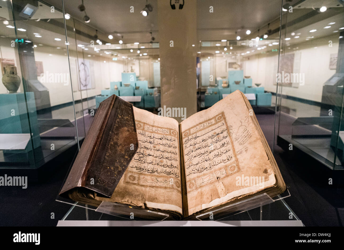 Corán antiguo en exhibición en el Museo de la civilización islámica de Sharjah en Sharjah, Emiratos Árabes Unidos Foto de stock