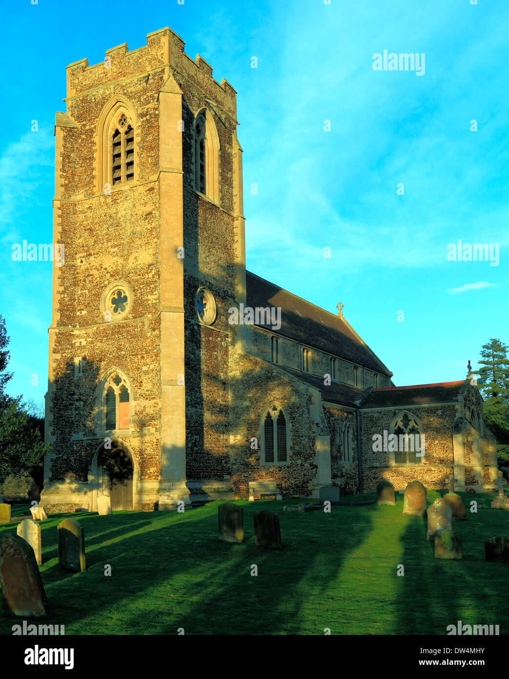 Torre de la Iglesia Wolferton y nave, Norfolk, Inglaterra Inglés iglesias medievales Foto de stock