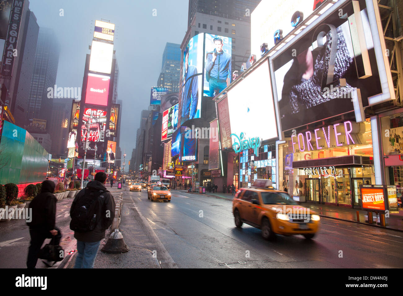 Manhattan, ciudad de Nueva York en América del Norte, en la foto de niebla en Times Square, Broadway Theater District temprano en la mañana Foto de stock
