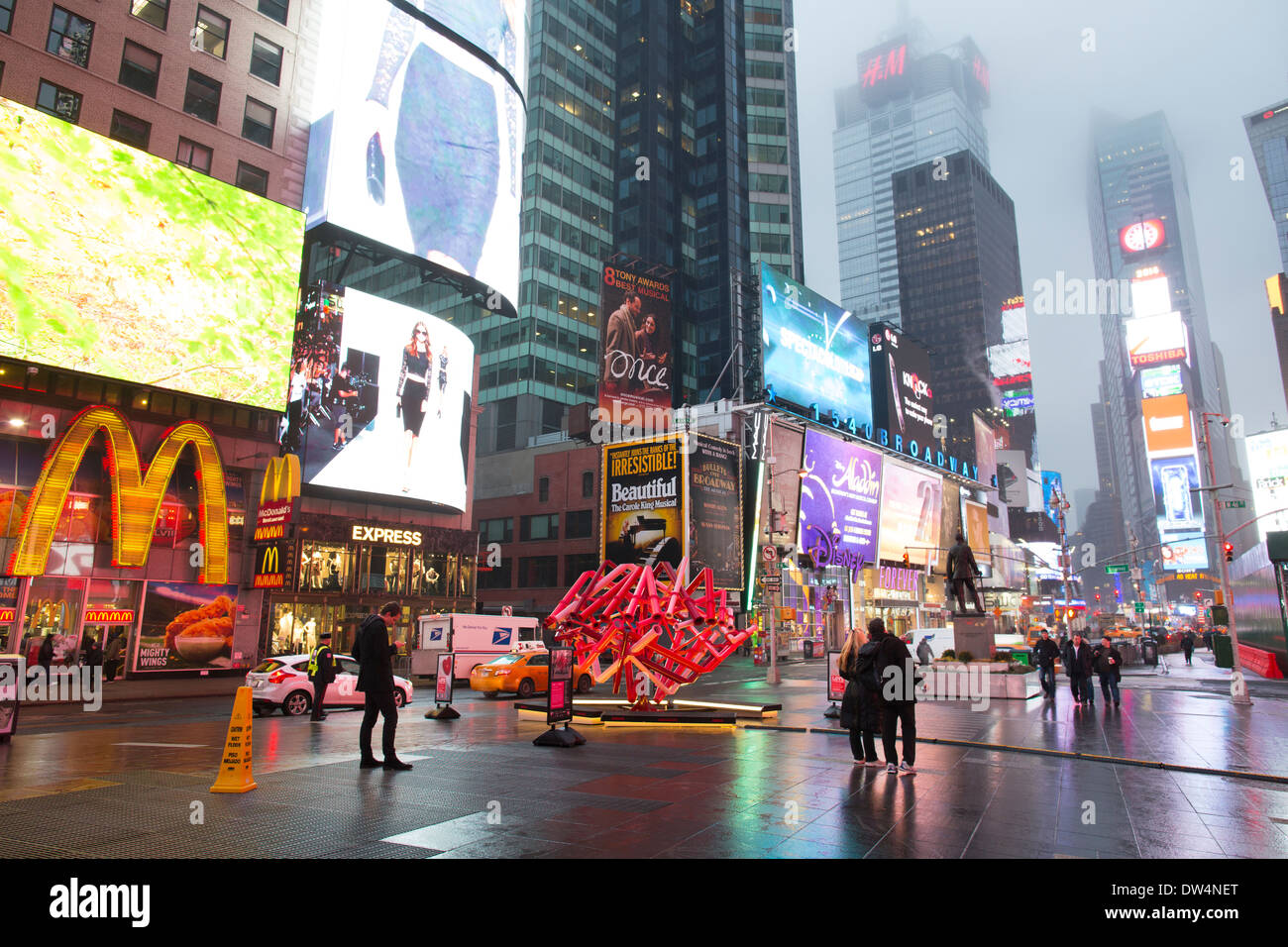Manhattan, ciudad de Nueva York en América del Norte, en la foto de niebla en Times Square, Broadway Theater District temprano en la mañana Foto de stock