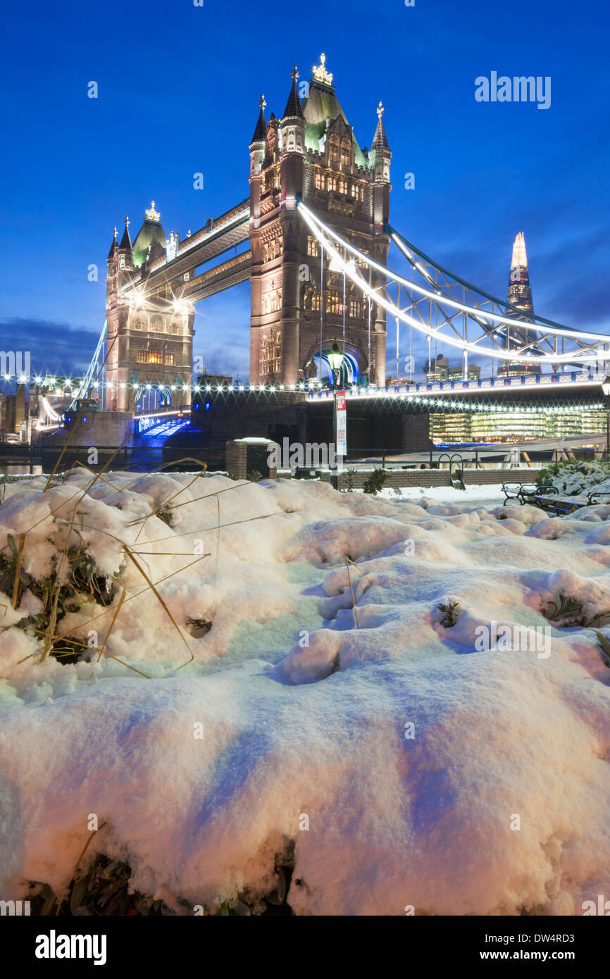 Tower Bridge en la nieve, Londres, Inglaterra, GB Foto de stock