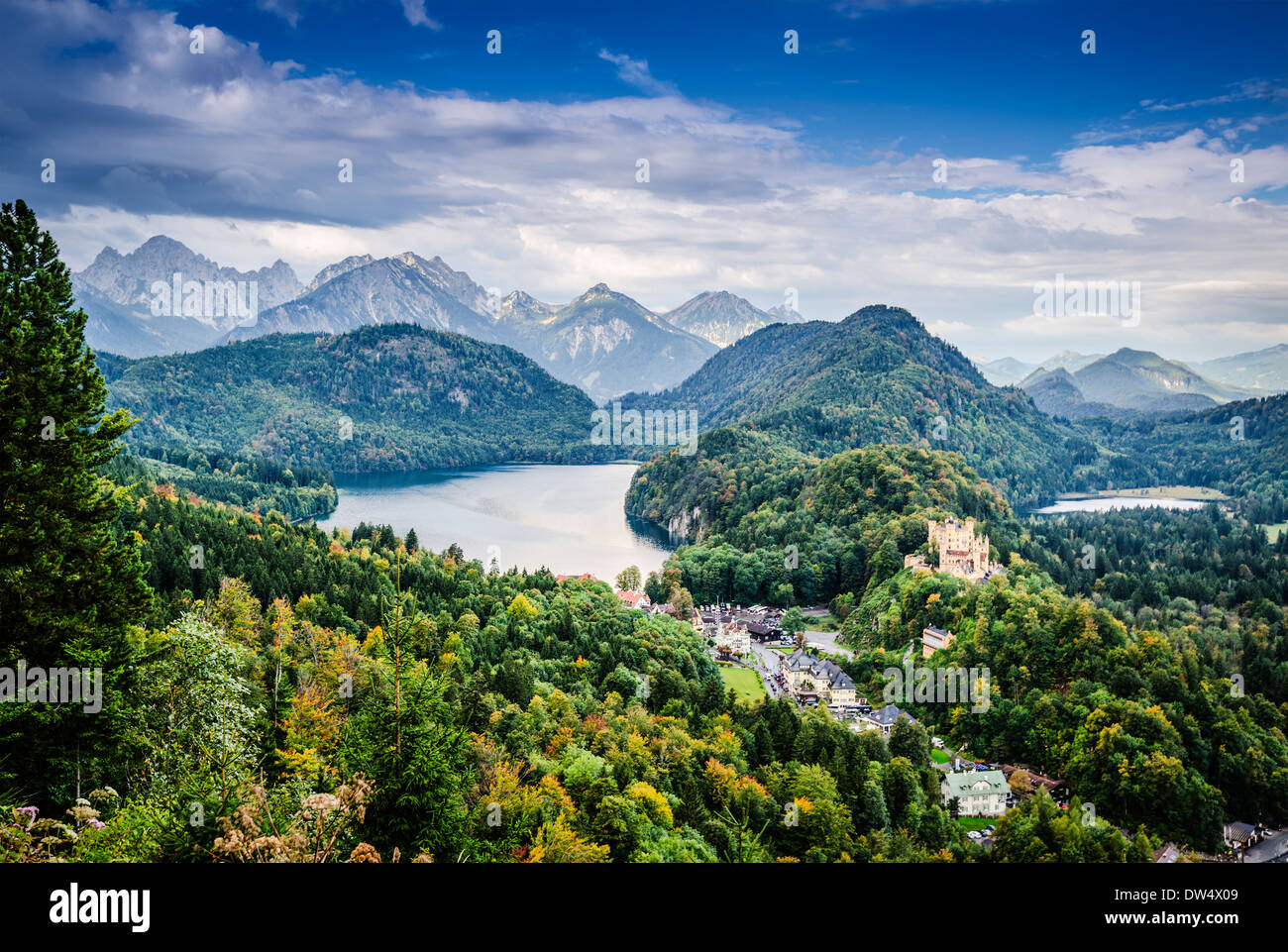 Los Alpes bávaros de Alemania en Hohenschwangau Village y el lago Alpsee. Foto de stock