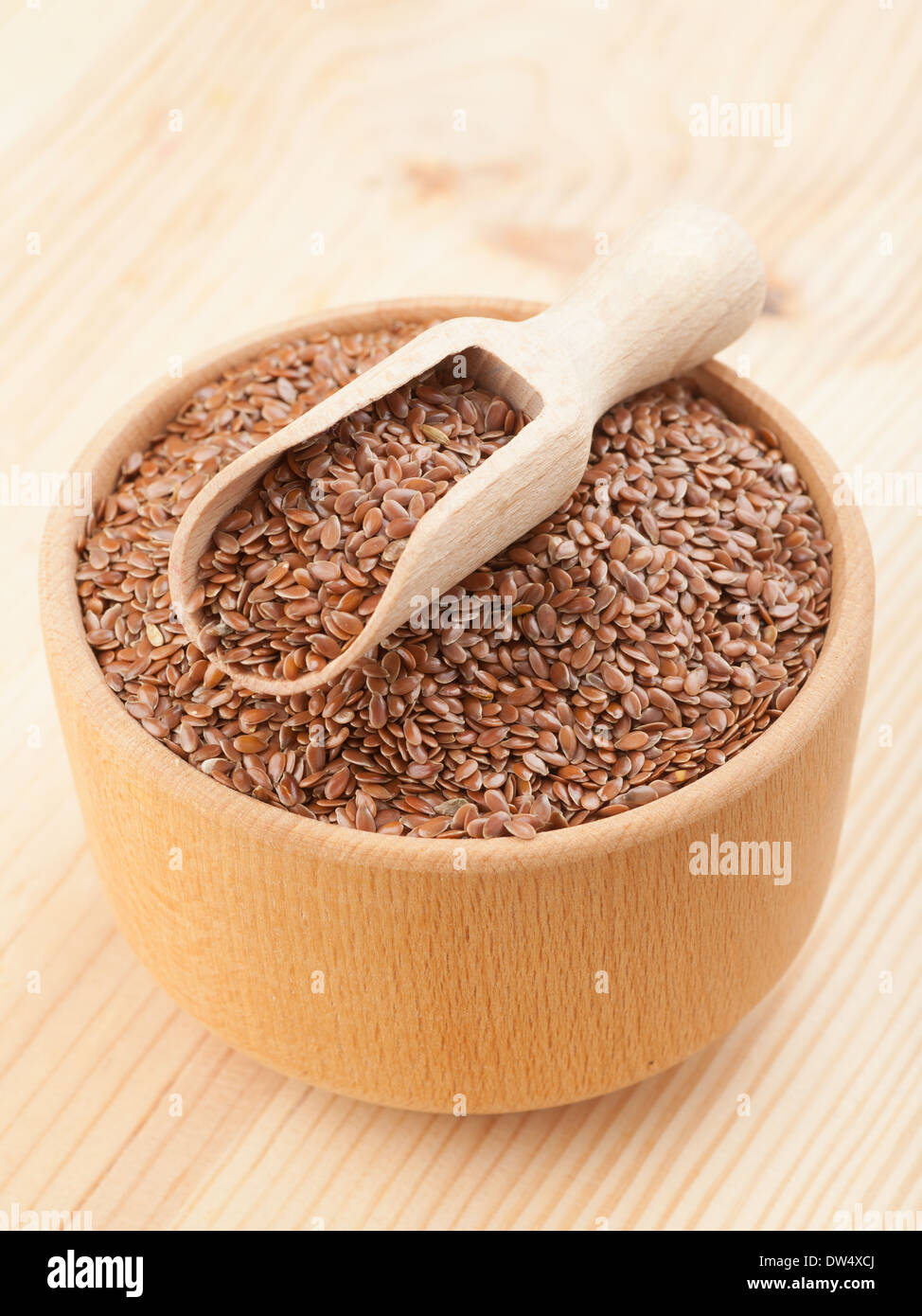 La linaza, las semillas de lino con cuchara de madera en el mortero Foto de stock