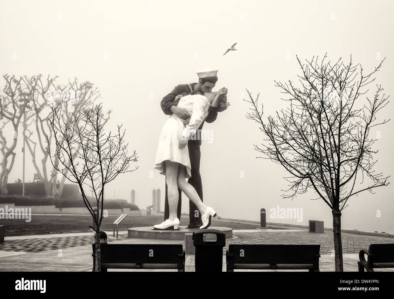 Rendición incondicional estatua en una niebla por la mañana. San Diego, California, Estados Unidos. Foto de stock