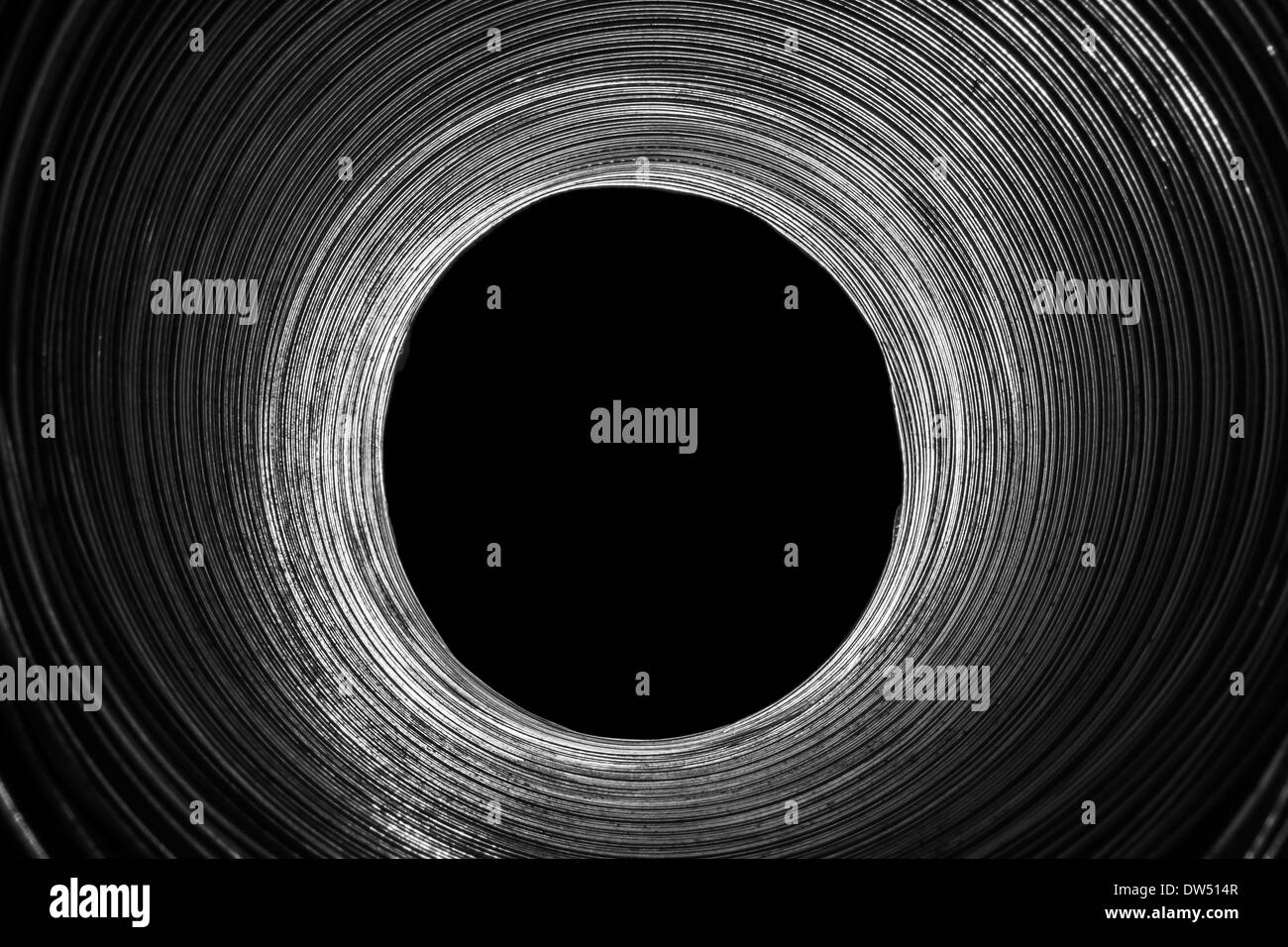 Iluminado tubo redondo agujero negro al final Fotografía de stock - Alamy