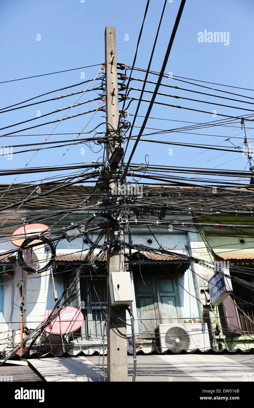 El cable eléctrico en la ciudad Foto de stock