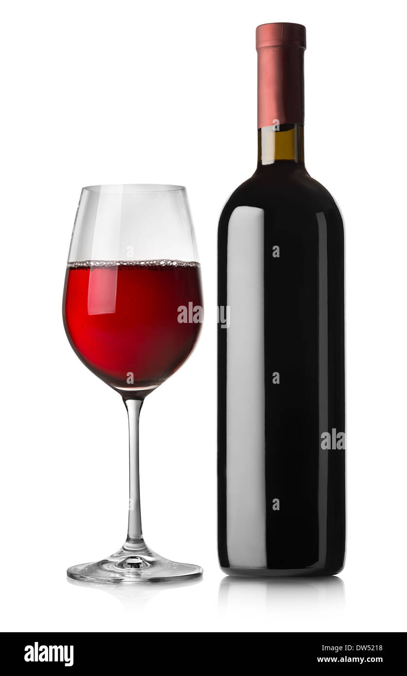 Vidrio y botella de vino tinto aislado sobre fondo blanco. Foto de stock