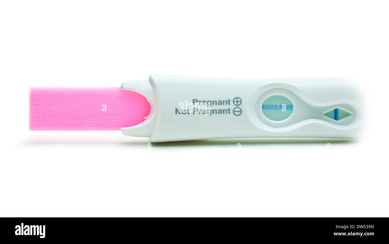 Kit de prueba de embarazo en casa mostrando un resultado negativo sobre un fondo blanco. Foto de stock