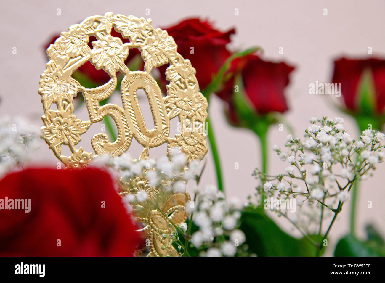 Bouquet de flores en bodas de oro aniversario o cumpleaños 50 Foto de stock