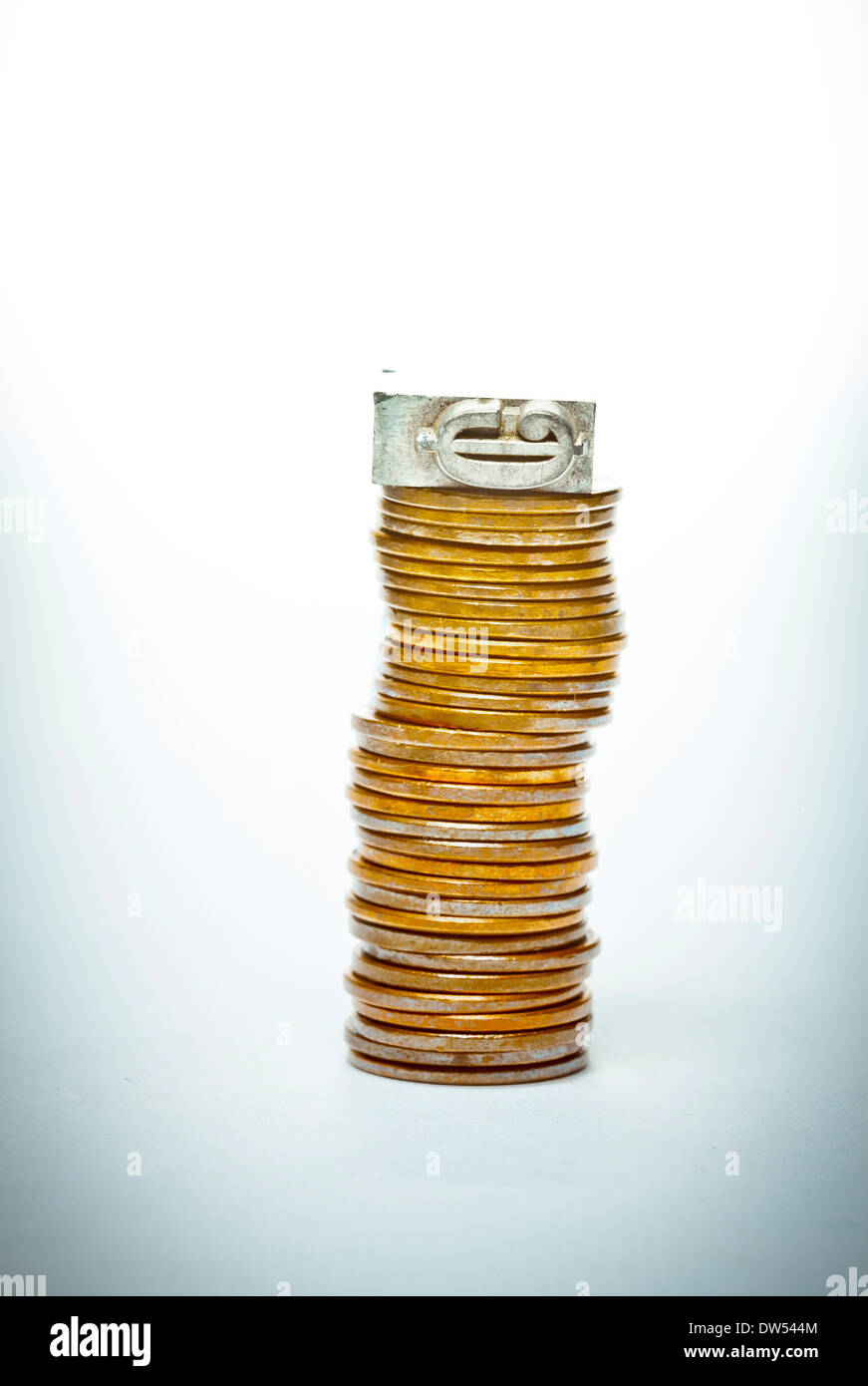 Pila de monedas con el signo de porcentaje Foto de stock