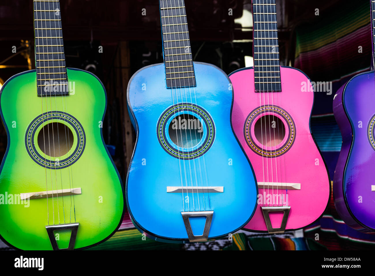 Colorful guitars fotografías e imágenes de alta resolución - Alamy