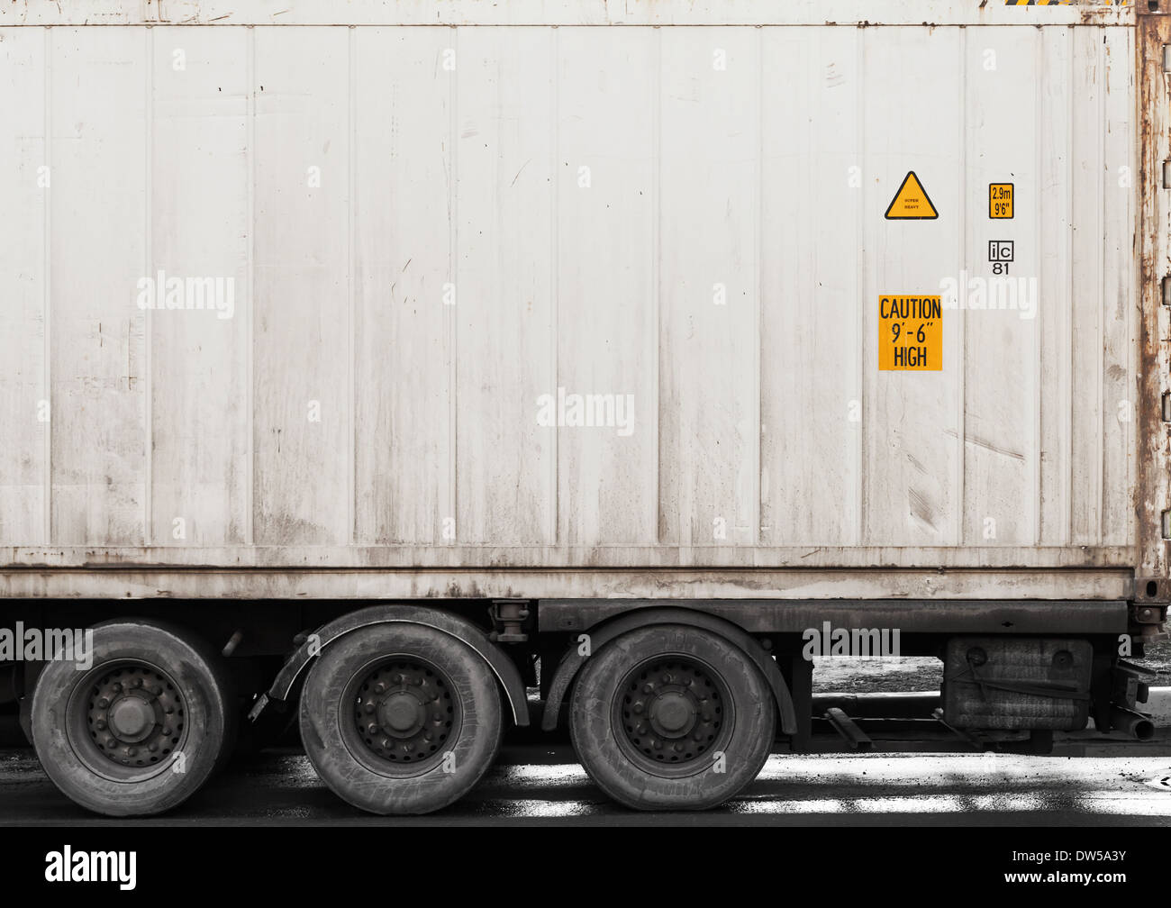 Fragmento de metal blanco contenedor de carga en camión Foto de stock