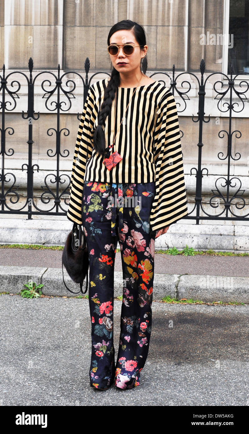 Un elegante showgoer asistiendo a la seca Van Noten runway show durante la Semana de la moda de París en París - Feb 26, 2014 - Pista Manhattan/Celine Gaille Foto de stock