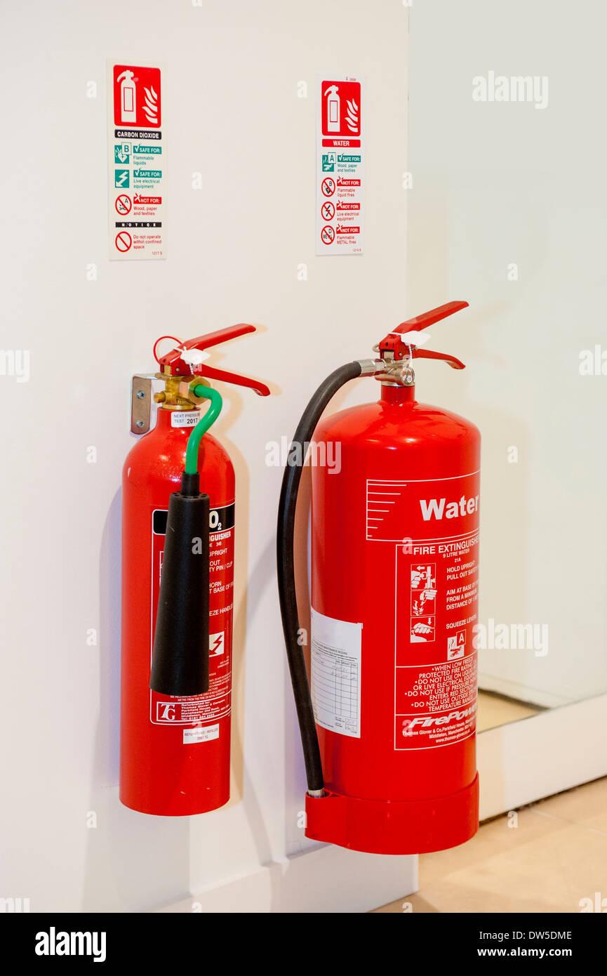Fire extinguisher wall fotografías imágenes de alta resolución - Alamy