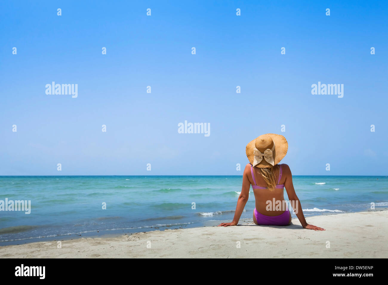 Mujer en bikini en la playa Foto de stock
