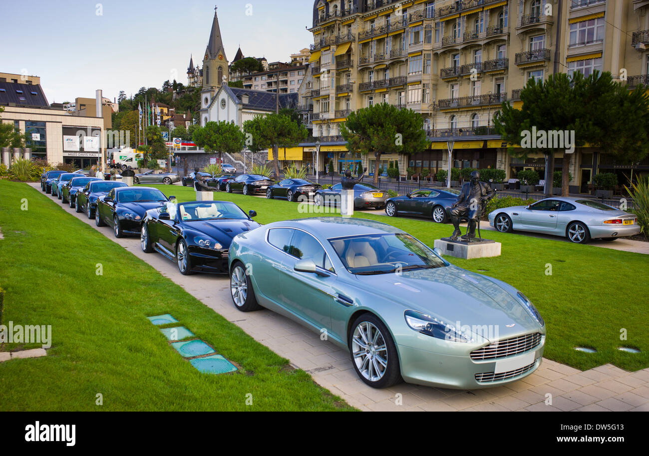 Aston Martins en un aparcamiento delante del hotel Aston Martin Rapide, Montreux, Suiza Foto de stock