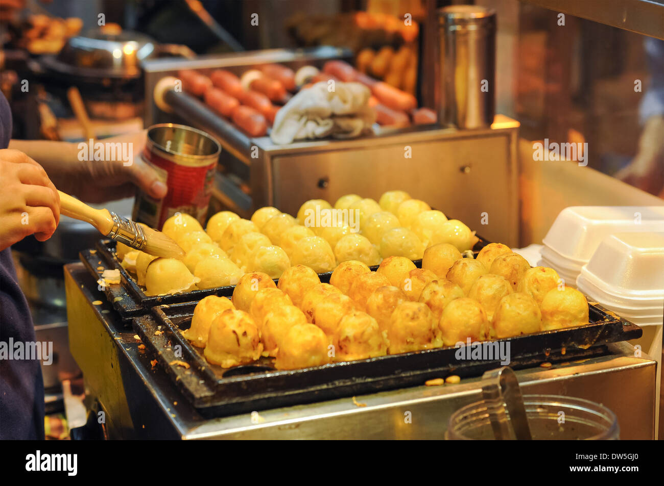 Bolas de pulpo japonés en Hong Kong puesto de comida de la calle Foto de stock