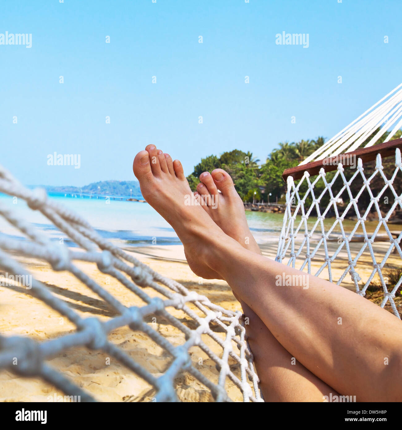 Relájese en la playa en una hamaca Foto de stock