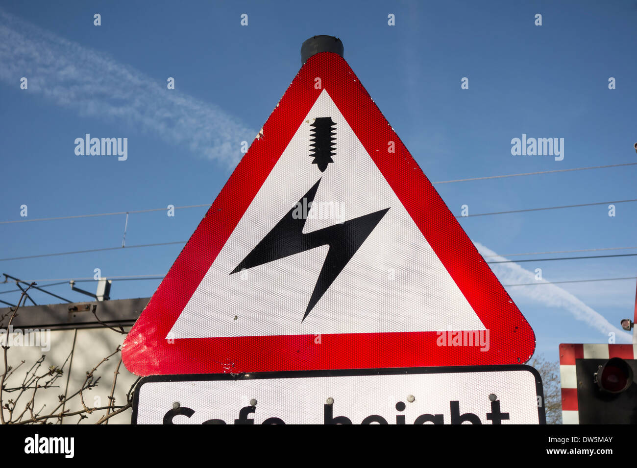 Cable eléctrico aéreas de alta tensión señal de advertencia en el cruce del ferrocarril Foto de stock