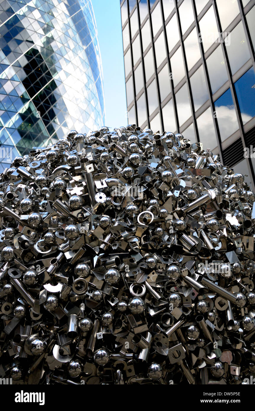 Londres, Inglaterra, Reino Unido. 'Más las cosas brillantes que no significan nada" escultura de Ryan Gander, 2013, en la ciudad Undershaft Foto de stock