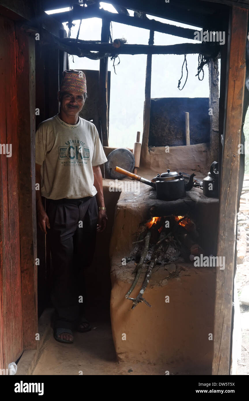 Un nepalí cocinar en la cocina de su casa, en una calle lateral del puesto de comida Foto de stock