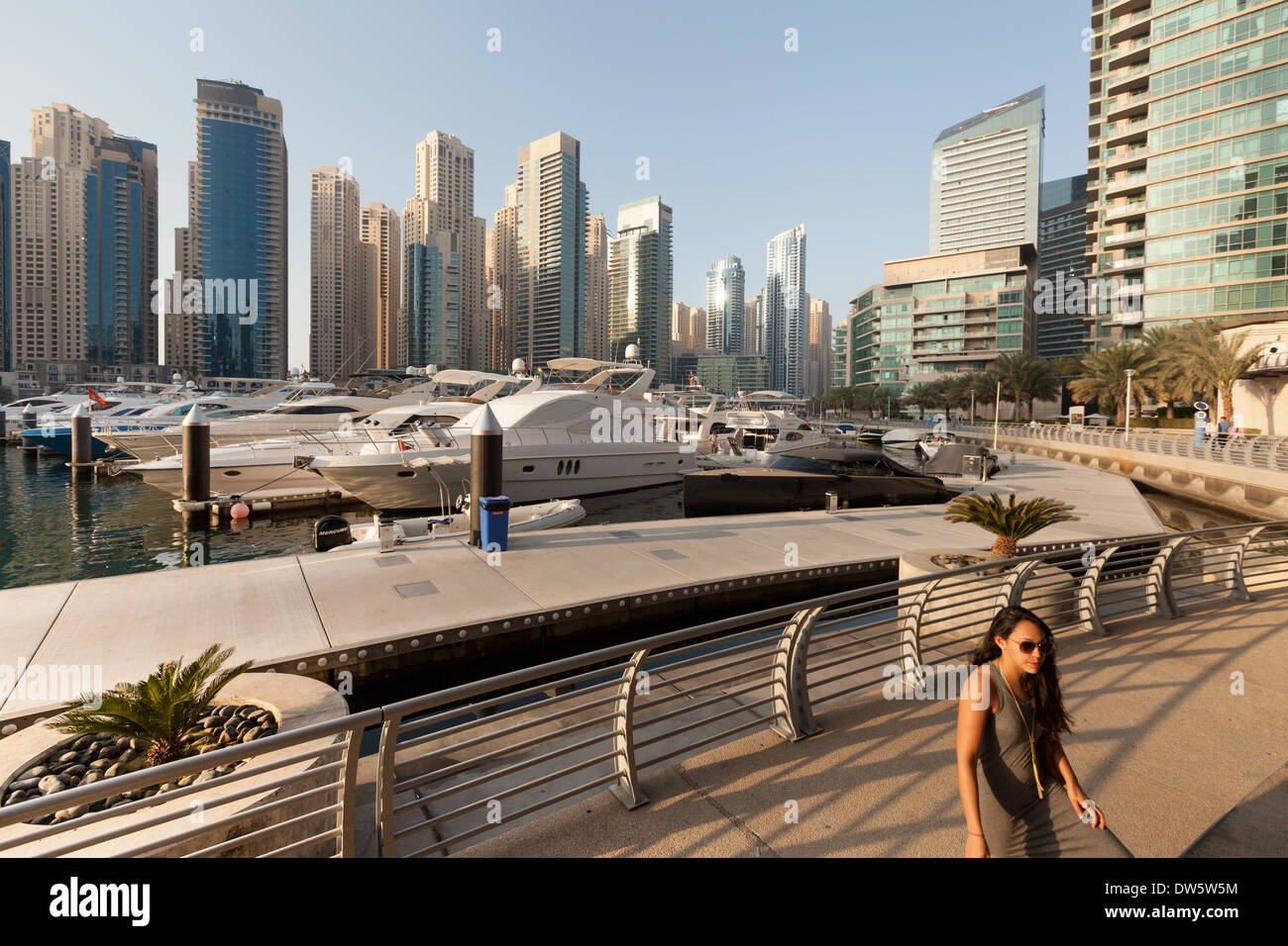 Escena de Dubai Marina, Dubai, EAU, Emiratos Arabes Unidos, Oriente Medio Foto de stock