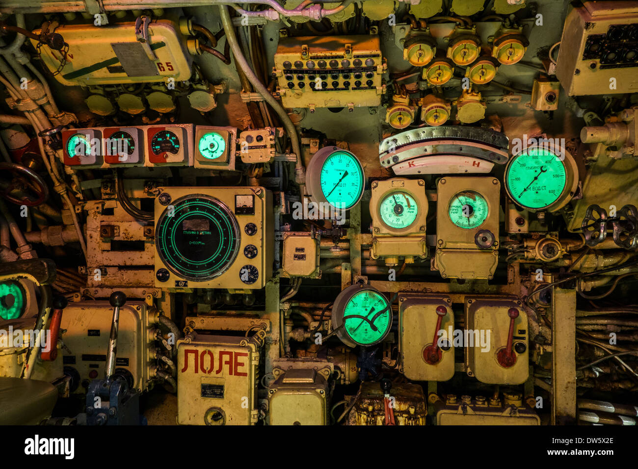 Los indicadores de color verde, interruptores y controles sobre los instrumentos de la sala de control de operaciones / dentro de submarino ruso B-143 / U-480 Foxtrot Foto de stock