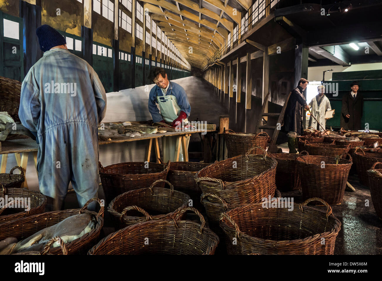 Diorama muestra la vida cotidiana en la subasta de pescado en la lonja, en el Paseo Marítimo del Parque Temático en Zeebrugge, Bélgica Foto de stock