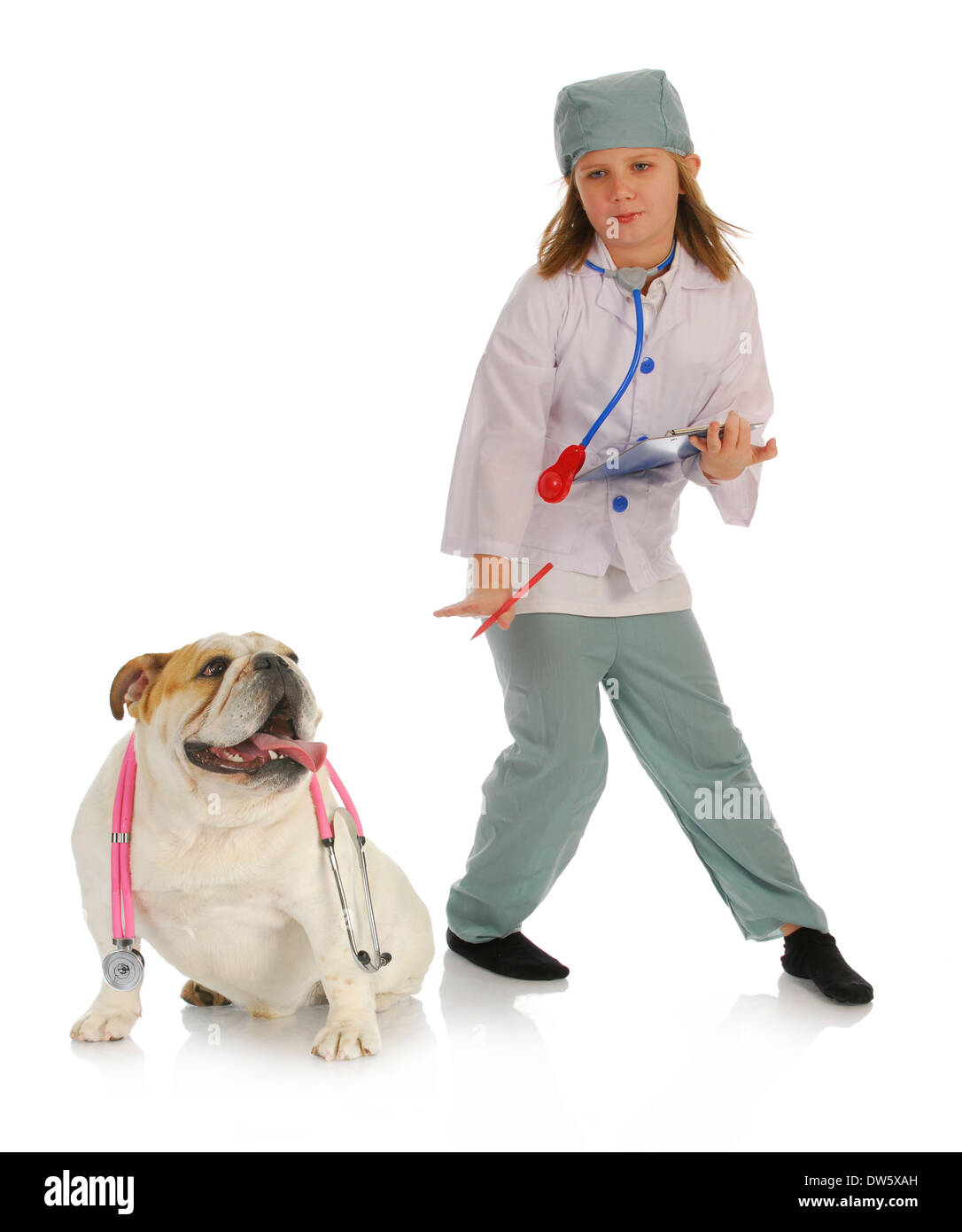 Atencion Veterinaria Bulldog Ingles Y Nino Jugando Medico Fotografia De Stock Alamy