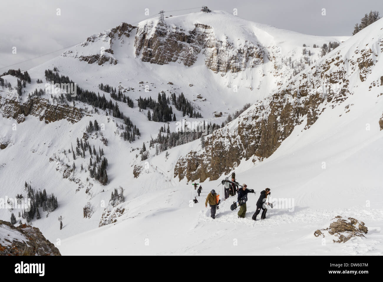 Los esquiadores escalar el headwall, Rendezvous Mountain en el fondo, Jackson Hole, WY Foto de stock