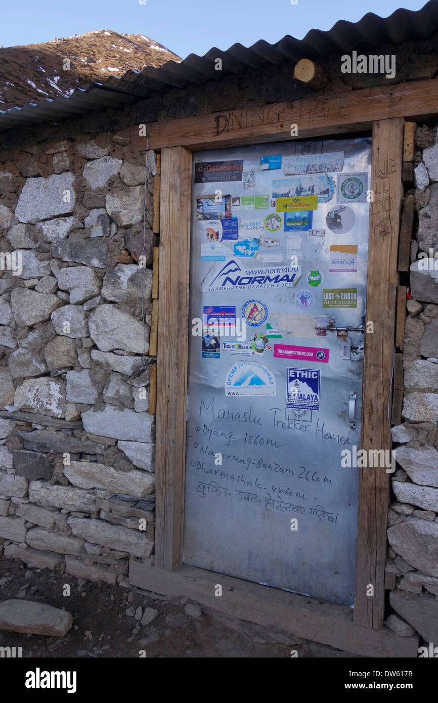 Las pegatinas de la puerta de la sala de comedor de los trekkers lodge en  Dharamsala, en Nepal Fotografía de stock - Alamy