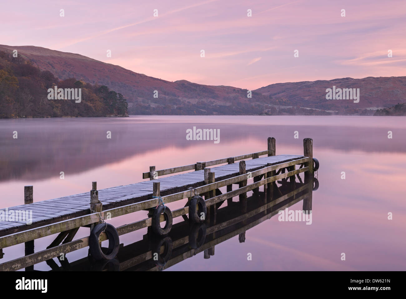 La helada del embarcadero del lago Ullswater al amanecer, Lake District, Cumbria, Inglaterra. Otoño (Noviembre) de 2013. Foto de stock