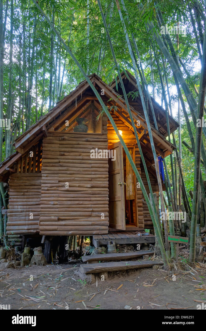 Casa de arbol de bambu fotografías e imágenes de alta resolución - Alamy