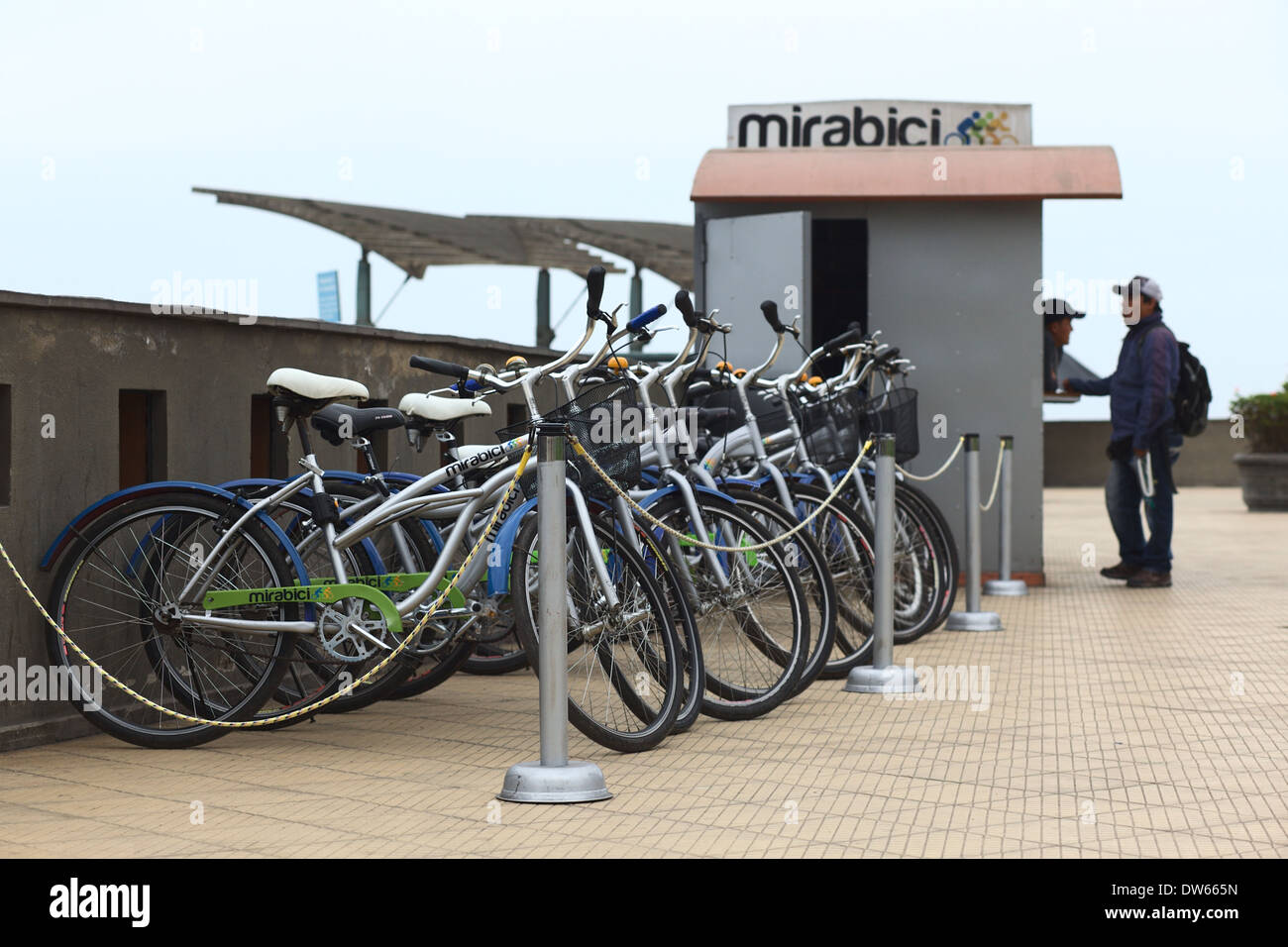 Alquiler de bicicletas Mirabici en Larcomar en el Parque Alfredo Salazar en  el distrito de Miraflores, Lima, Perú Fotografía de stock - Alamy